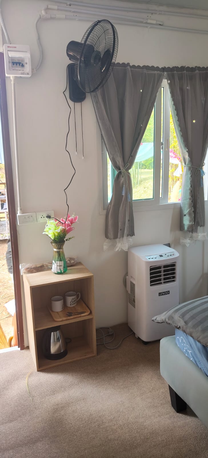 Bungalow amenities with air conditioning and coffee corner